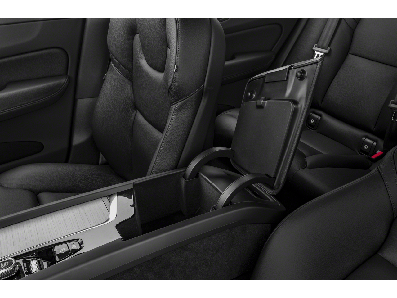 2019 Volvo XC60 T8 Momentum Sport Utility 4D