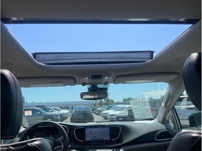 2023 Chrysler Pacifica Hybrid Limited Van 4D