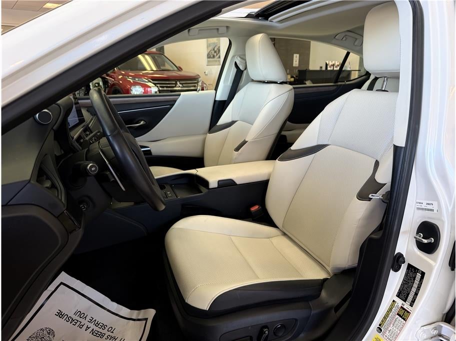 2025 Lexus ES ES 300h Sedan 4D