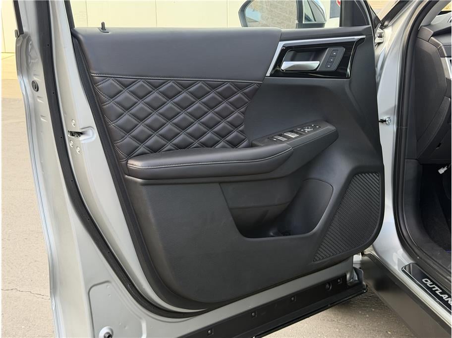 2025 Mitsubishi Outlander PHEV SEL