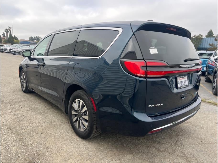 2023 Chrysler Pacifica Hybrid Touring L Van 4D