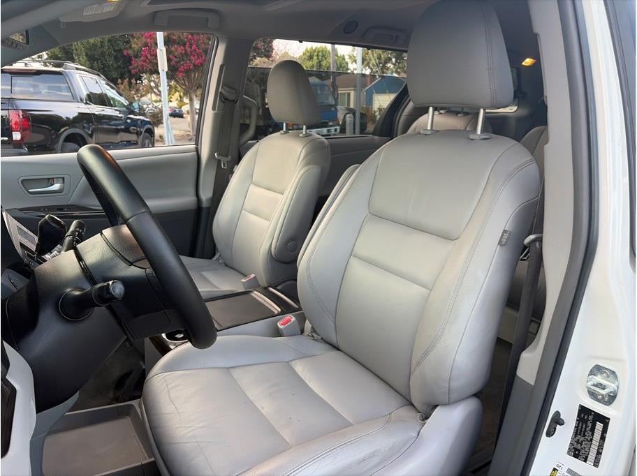 2015 Toyota Sienna XLE Minivan 4D