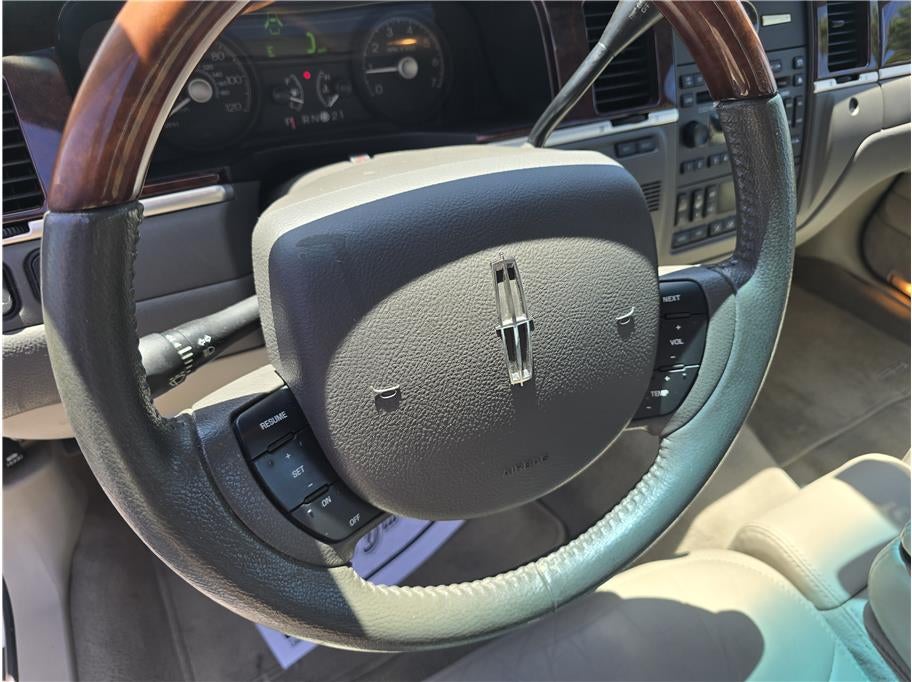 2007 Lincoln Town Car Signature Limited Sedan 4D