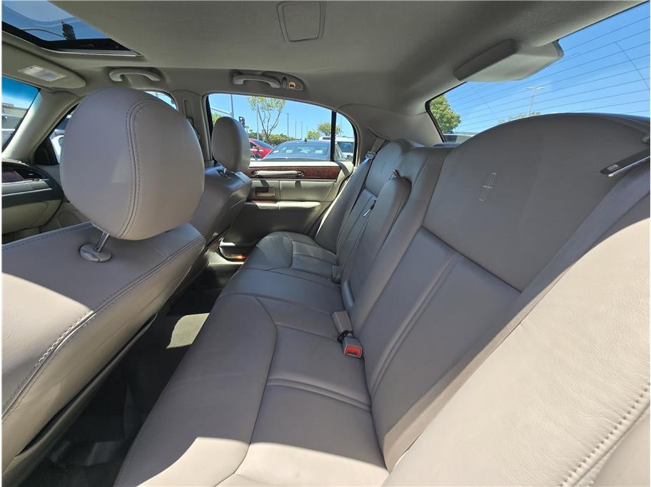 2007 Lincoln Town Car Signature Limited Sedan 4D