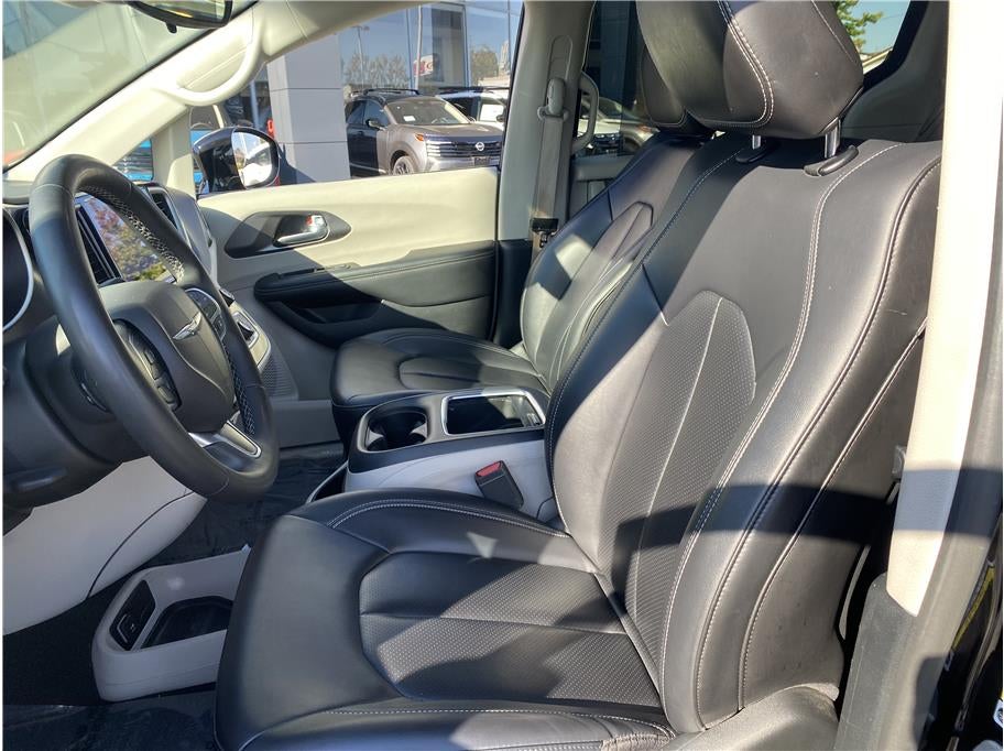 2024 Chrysler Pacifica Touring L Van 4D