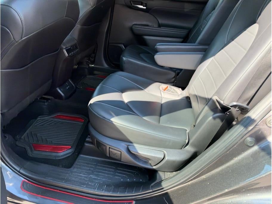 2022 Toyota Highlander XLE Sport Utility 4D