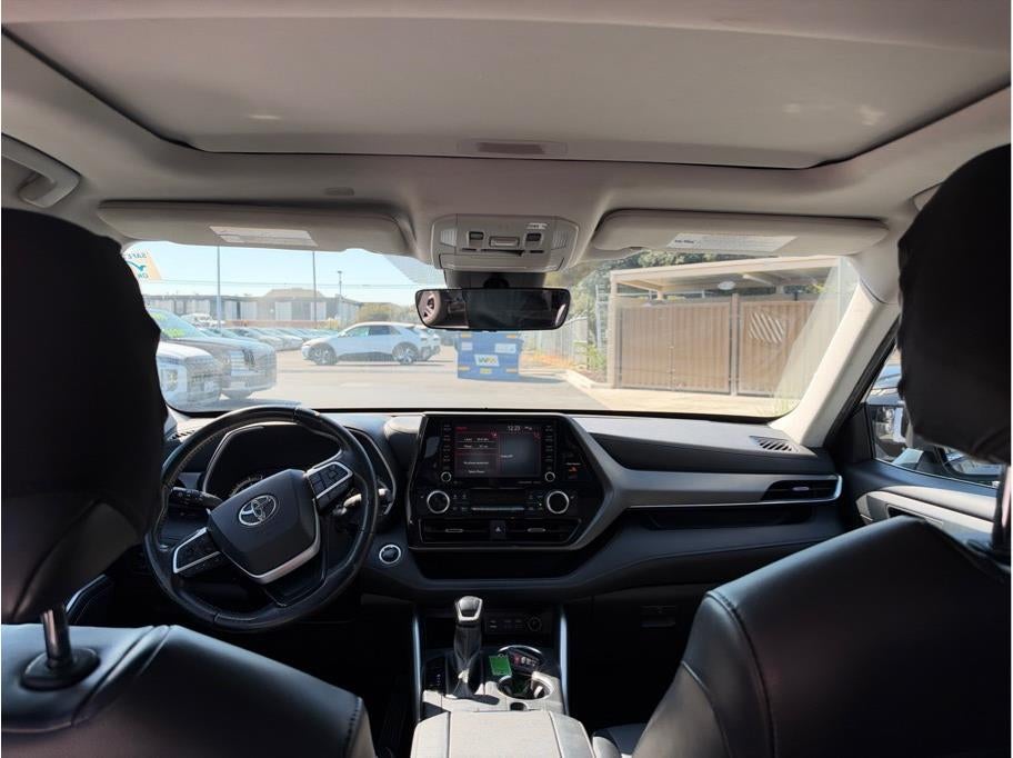 2022 Toyota Highlander XLE Sport Utility 4D