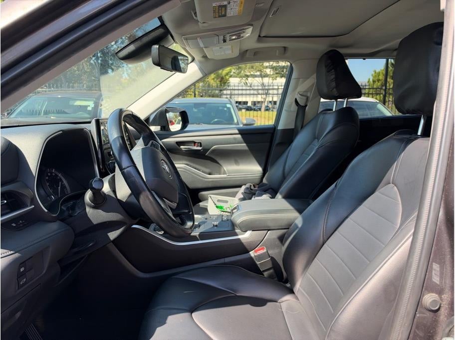 2022 Toyota Highlander XLE Sport Utility 4D