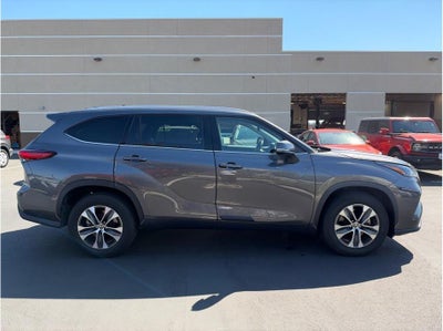 2022 Toyota Highlander XLE Sport Utility 4D
