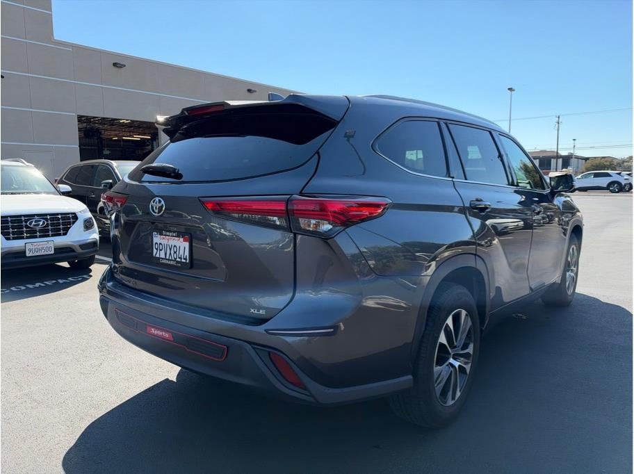 2022 Toyota Highlander XLE Sport Utility 4D