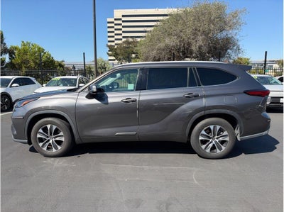 2022 Toyota Highlander XLE Sport Utility 4D