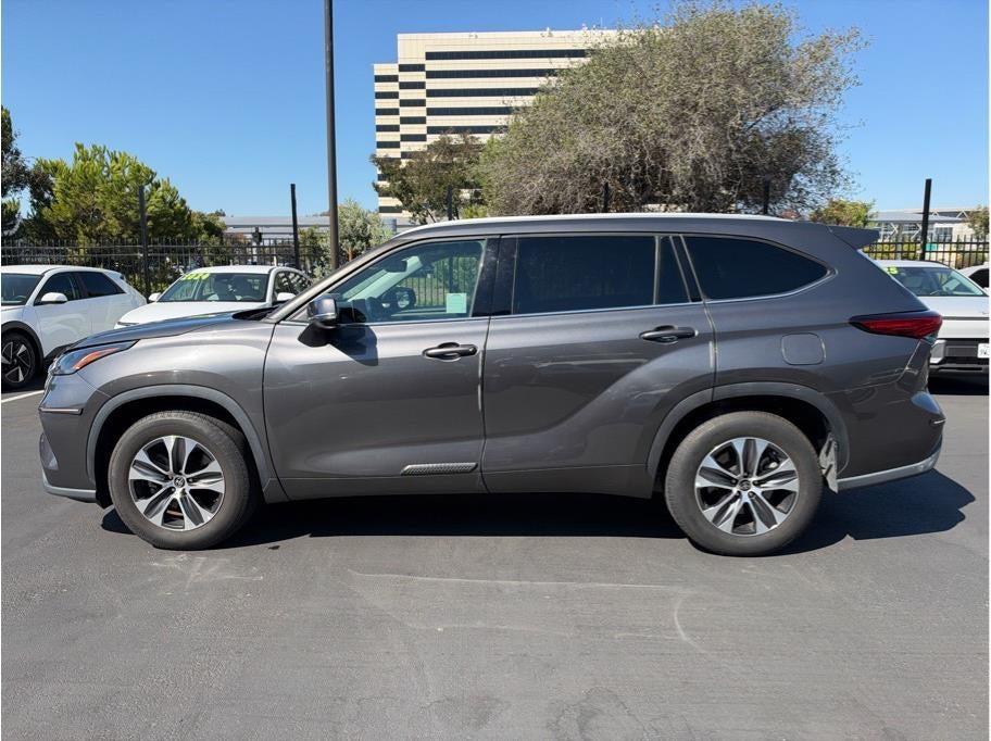 2022 Toyota Highlander XLE Sport Utility 4D