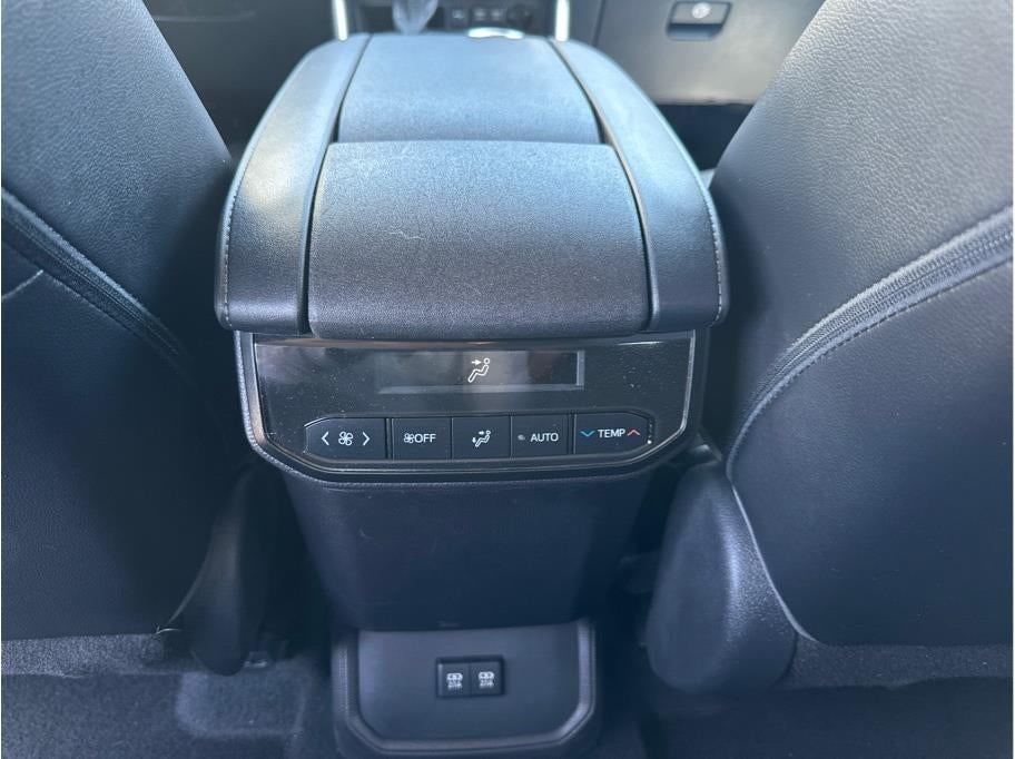 2021 Toyota Highlander XLE Sport Utility 4D